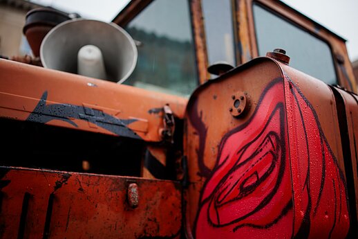 „Šalin rankas“ organizatoriai prie Seimo atgabeno simbolinį LRT pataisų buldozerį