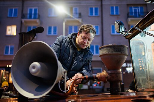 „Šalin rankas“ organizatoriai prie Seimo atgabeno simbolinį LRT pataisų buldozerį