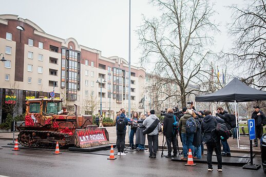 „Šalin rankas“ organizatoriai prie Seimo atgabeno simbolinį LRT pataisų buldozerį