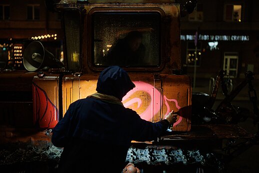 „Šalin rankas“ organizatoriai prie Seimo atgabeno simbolinį LRT pataisų buldozerį