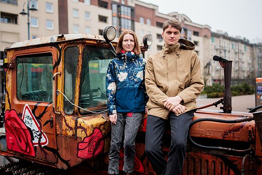 „Šalin rankas“ organizatoriai prie Seimo atgabeno simbolinį LRT pataisų buldozerį