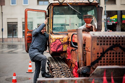 „Šalin rankas“ organizatoriai prie Seimo atgabeno simbolinį LRT pataisų buldozerį