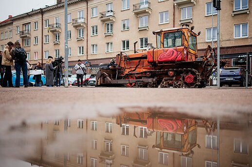 „Šalin rankas“ organizatoriai prie Seimo atgabeno simbolinį LRT pataisų buldozerį