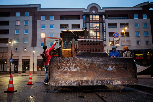„Šalin rankas“ organizatoriai prie Seimo atgabeno simbolinį LRT pataisų buldozerį
