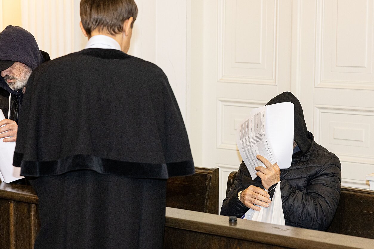 Užsidegančių siuntų bylos nagrinėjimas, kurioje Aleksandras Šuranovas, Daniilas Jencius, Vasilijus Kovačas, Vadymas Borsukas ir Eldaras Salmanovas kaltinami terorizmu. Užsidegančių siuntų bylos nagrinėjimas, kurioje Aleksandras Šuranovas, Daniilas Jencius, Vasilijus Kovačas, Vadymas Borsukas ir Eldaras Salmanovas kaltinami terorizmu.