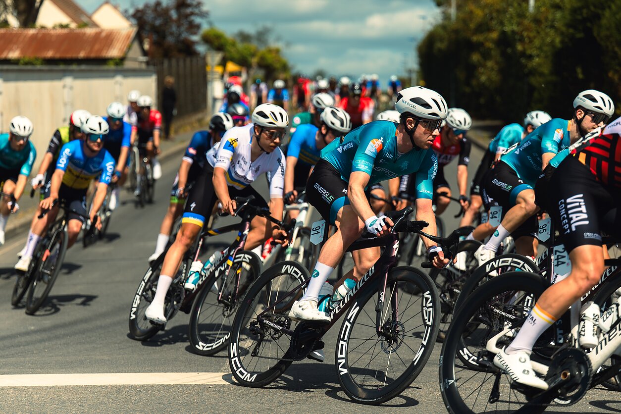 Lemtingi metrai iki finišo Prancūzijoje: komandos lyderį sustabdė griūtis