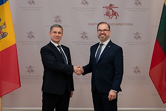 Rumunijos gynybos ministras Anatolie Nosatii ir Lietuvos krašto apsaugos ministras Robertas Kaunas