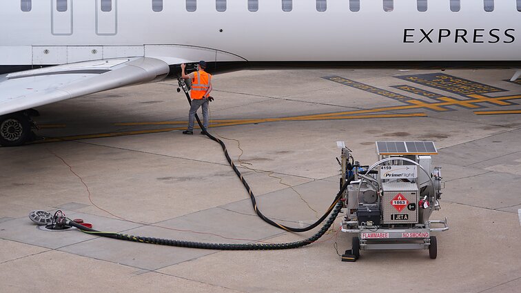 Aviacijos ekspertas: po konflikto degalų tiekimas į įprastą lygį grįžtų tik per kelis mėnesius