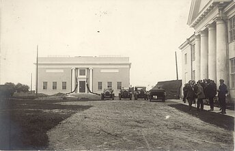 Liaudies taikomosios dailės eksponatai M. K. Čiurlionio galerijoje. ~1930 m. 