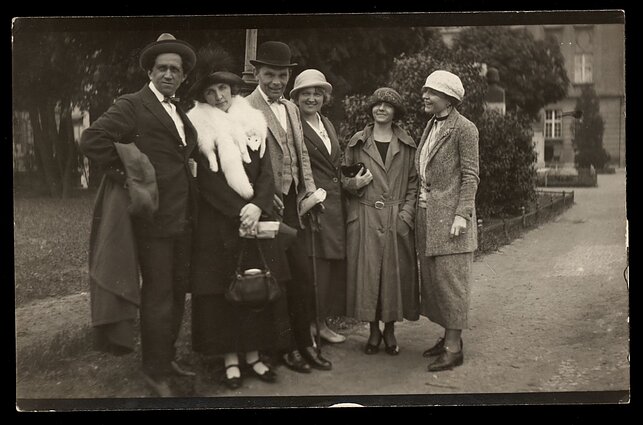 Marijona Rakauskaitė su Valstybės teatro solistais. 20 a. pirmoji pusė