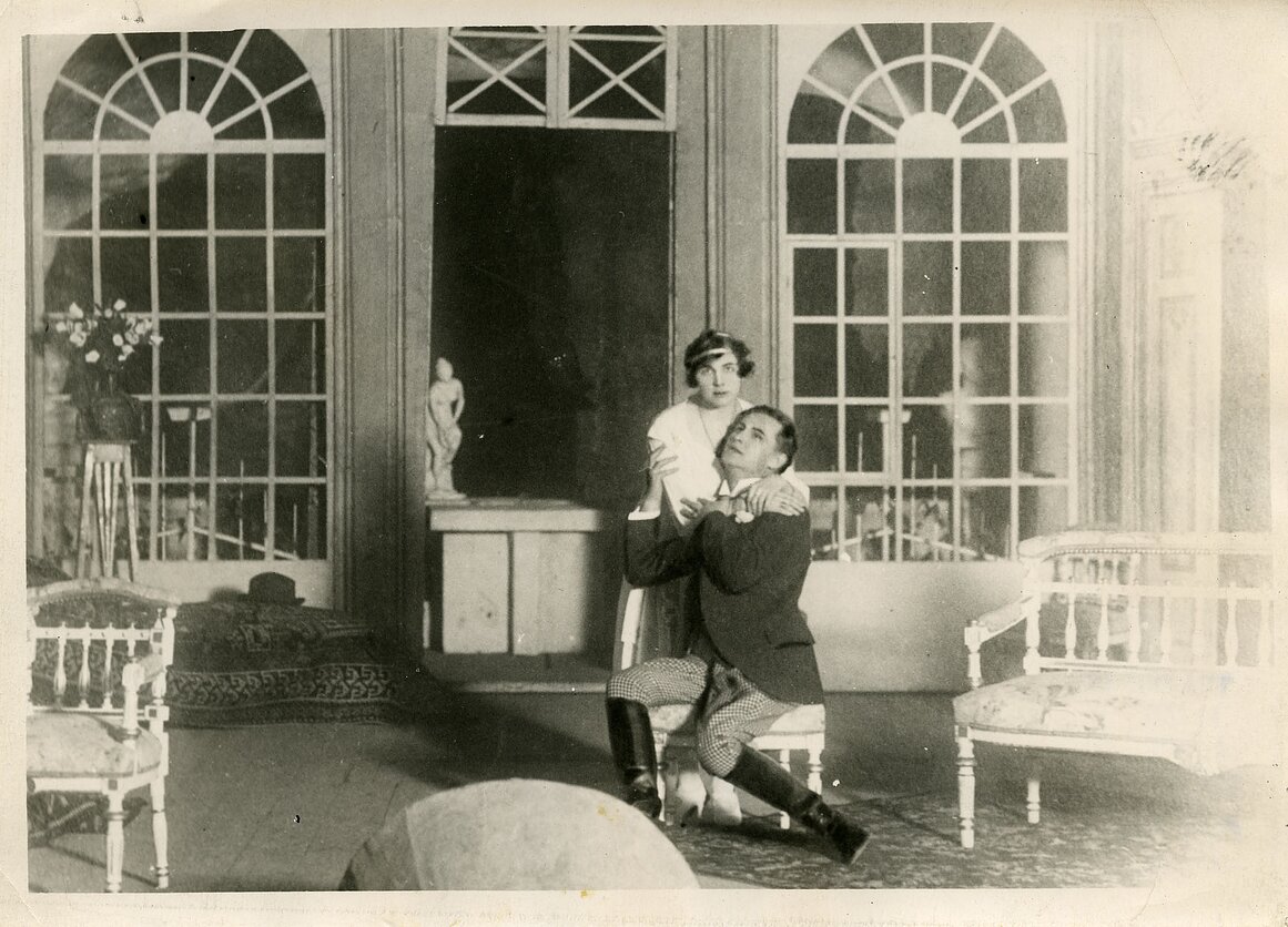 Scena iš G. Verdi operos „Traviata.“ Adelė Galaunienė – Violeta, Kipras Petrauskas – Alfredas. 1920 m.