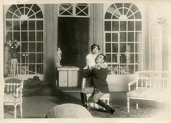 Scena iš G. Verdi operos „Traviata.“ Adelė Galaunienė – Violeta, Kipras Petrauskas – Alfredas. 1920 m.