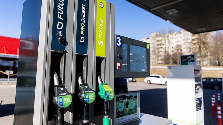 Aptarė valdžios reakciją į naftos kainų augimą: reaguoja per lėtai ir daro per mažai