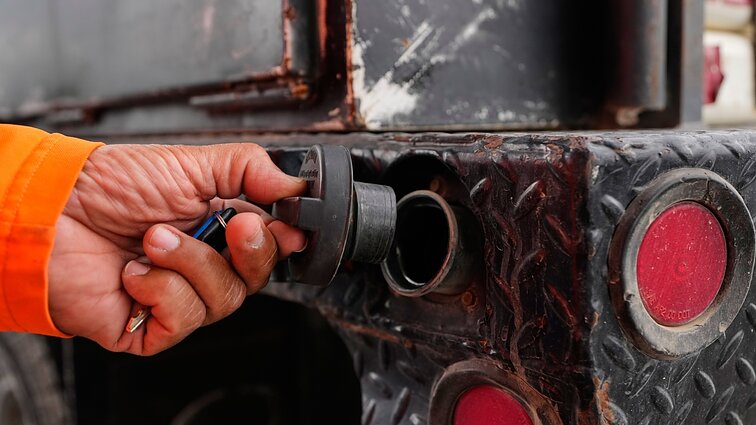 Ekonomistas: naftos kainų svyravimai nedaro tokios didelės įtakos, kaip manyta