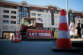 Ant buldozerio prie Seimo atsirado plakatas „Šnipinėjimas nelygu žodžio laisvei“