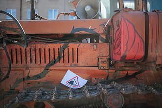 Ant buldozerio prie Seimo atsirado plakatas „Šnipinėjimas nelygu žodžio laisvei“