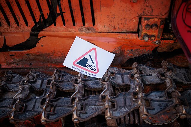 Ant buldozerio prie Seimo atsirado plakatas „Šnipinėjimas nelygu žodžio laisvei“