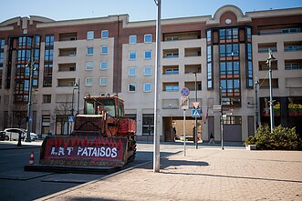 Ant buldozerio prie Seimo atsirado plakatas „Šnipinėjimas nelygu žodžio laisvei“
