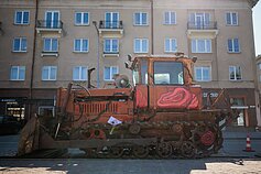 Ant buldozerio prie Seimo atsirado plakatas „Šnipinėjimas nelygu žodžio laisvei“