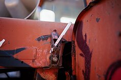 Ant buldozerio prie Seimo atsirado plakatas „Šnipinėjimas nelygu žodžio laisvei“