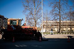 Ant buldozerio prie Seimo atsirado plakatas „Šnipinėjimas nelygu žodžio laisvei“