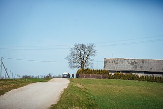 Dingusio paramediko istorija: rastas jo automobilis, vyro pėdsakų neaptikta, apsupta sodyba