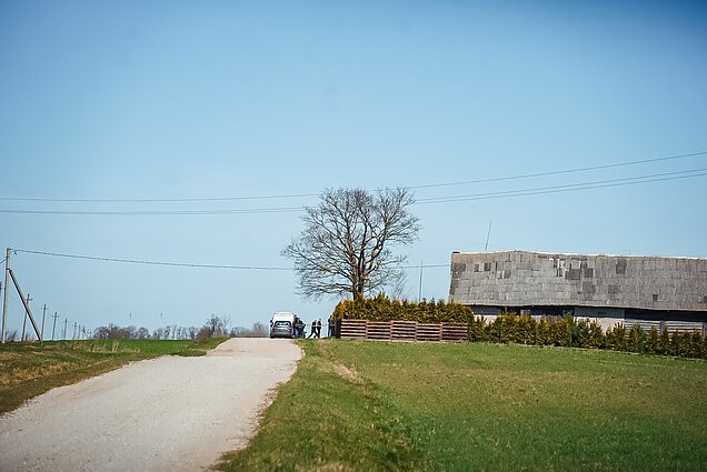 Dingusio paramediko istorija: rastas jo automobilis, vyro pėdsakų neaptikta, apsupta sodyba