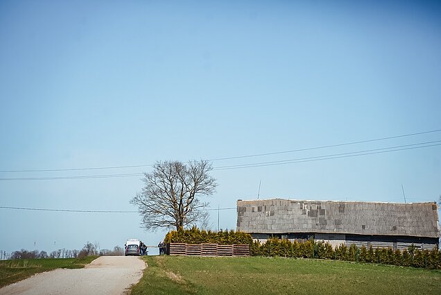 Dingusio paramediko istorija: rastas jo automobilis, vyro pėdsakų neaptikta, apsupta sodyba
