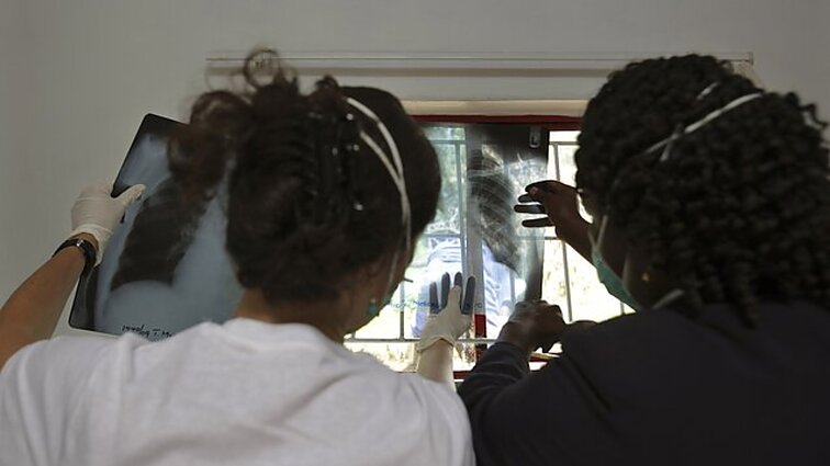 Dėl tuberkuliozės atvejo nerimaujančius tėvus gydytoja ramina: užsikrėsti nėra taip lengva