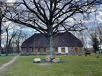 Buvusiame liuteronų bažnyčios klebonijos pastate, kuriame tarpukariu veikė latvių mokykla, šiuo metu įsikūręs senos technikos ir įrankių muziejus