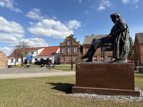 Paminklas vienam iš elektrochemijos, fotochemijos pradininkų Teodorui Grotusui
