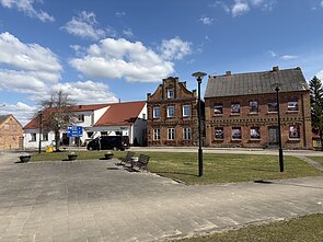 Pastatai Žeimelio aikštėje