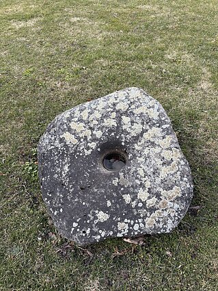 Dubenėtasis akmuo „Žiemgalos“ muziejaus kieme