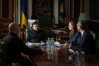 Volodymyras Zelenskis (viduryje)