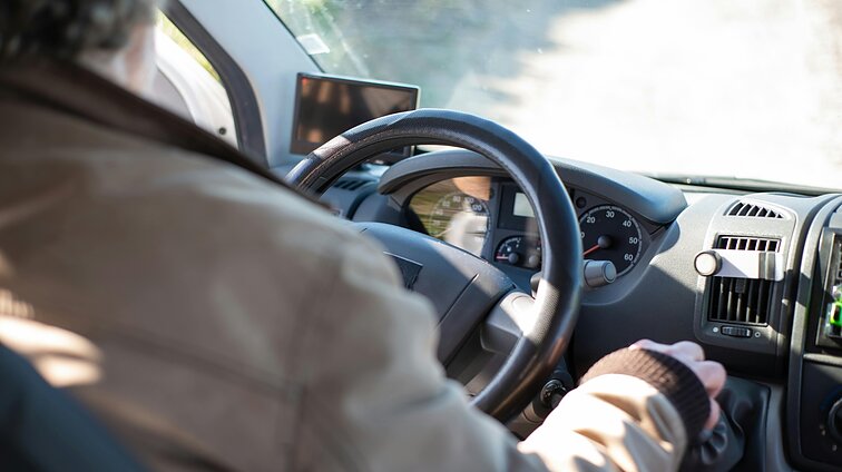 Vieni palaiko, kiti įžvelgia atskirtį: siūlymas žymėti senjorų automobilius kelia diskusijas