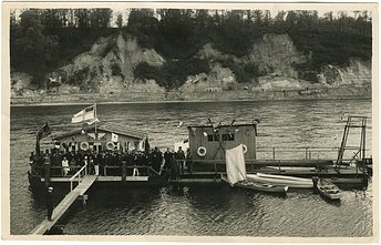 Lietuvos jachtklubo būstinė ant pontonų (brandvachta) Nemune. Kauno senamiesčio pakrantė, 20 a. 3 dešimt.  