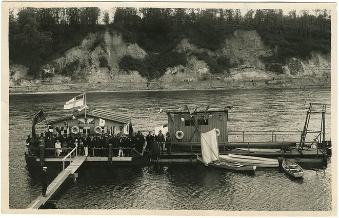 Lietuvos jachtklubo būstinė ant pontonų (brandvachta) Nemune. Kauno senamiesčio pakrantė, 20 a. 3 dešimt.  