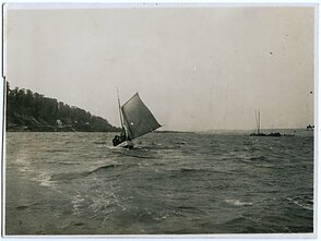 Burine-irkline valtimi „Gulbe“ jūrų skautai 1924 m. pavasarį iš Kauno atplaukė į Klaipėdą ir paskatino jūrų skautų „budžių“ įsikūrimą prie Baltijos jūros. Nuotraukoje „Gulbė“ Nemune Kauno senamiesčio fone