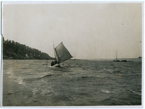 Burine-irkline valtimi „Gulbe“ jūrų skautai 1924 m. pavasarį iš Kauno atplaukė į Klaipėdą ir paskatino jūrų skautų „budžių“ įsikūrimą prie Baltijos jūros. Nuotraukoje „Gulbė“ Nemune Kauno senamiesčio fone