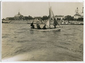 Burine-irkline valtimi „Gulbe“ jūrų skautai 1924 m. pavasarį iš Kauno atplaukė į Klaipėdą ir paskatino jūrų skautų „budžių“ įsikūrimą prie Baltijos jūros. Nuotraukoje „Gulbė“ Nemune Kauno senamiesčio fone