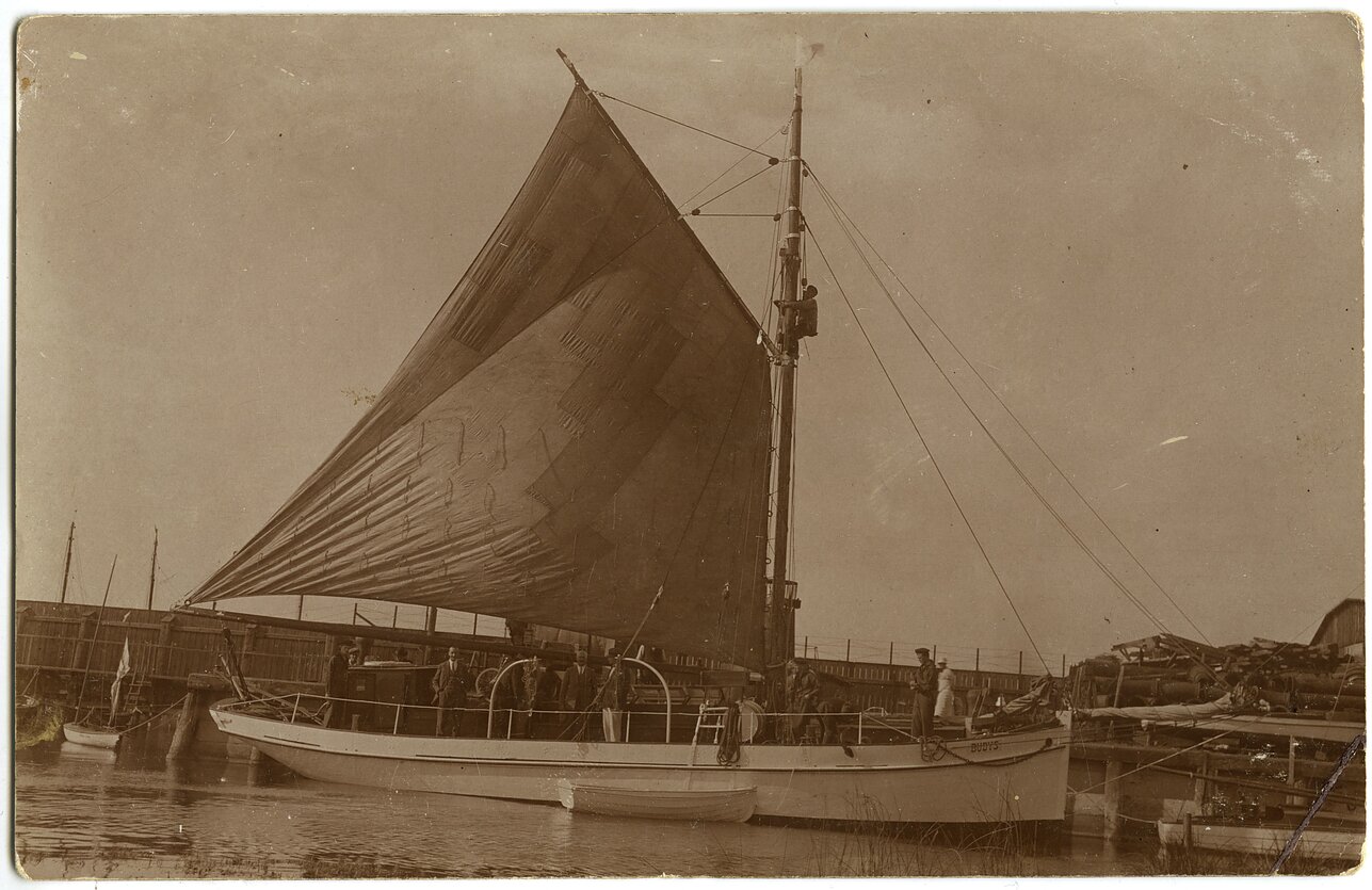 Iš kontrabandininkų 1925 m. konfiskuotas burinis-motorinis kuteris Klaipėdos uosto Darbų uosto baseine. Kuteriui Klaipėdos jūrų skautai suteikė Vydūno pasiūlytą vardą – „Budys“