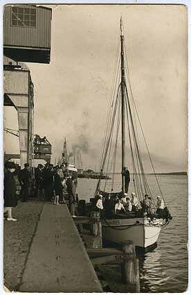 Jūrų skautų burlaivis „Budys“ ir įgula prie Klaipėdos uostos krantinės prieš išplaukiant į kelionę Baltijos jūroje, apie 1930 m.