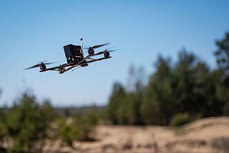 Pratybose „Juodoji strėlė“ kariai treniravosi šaudyti į antžeminius taikinius ir dronus; dronas