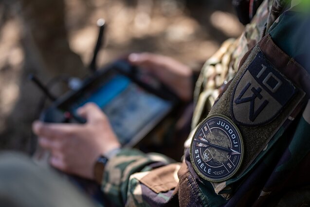 Pratybose „Juodoji strėlė“ kariai treniravosi šaudyti į antžeminius taikinius ir dronus