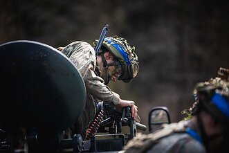 Pratybose „Juodoji strėlė“ kariai treniravosi šaudyti į antžeminius taikinius ir dronus