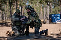 Pratybose „Juodoji strėlė“ kariai treniravosi šaudyti į antžeminius taikinius ir dronus