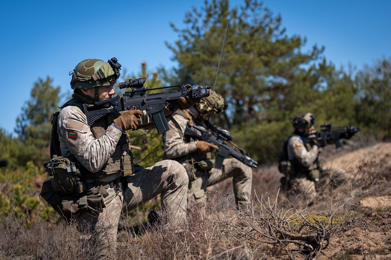 Pratybose „Juodoji strėlė“ kariai treniravosi šaudyti į antžeminius taikinius ir dronus