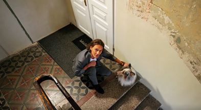 Dovas Serapinas pasitinka žiūrovus buto laiptinėje