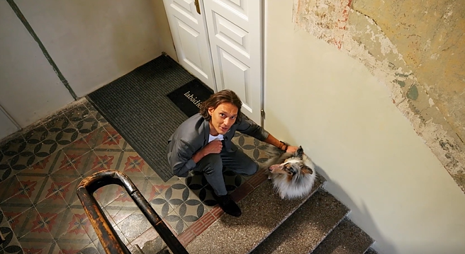 Dovas Serapinas pasitinka žiūrovus buto laiptinėje