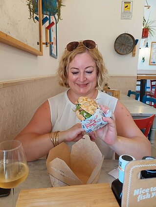 Jurga skanauja sumuštinį su aštuonkoju Apulijoje (Pietų Italija)